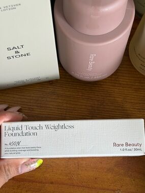 Rare Beauty Liquid Touch Weightless Foundation - 450N